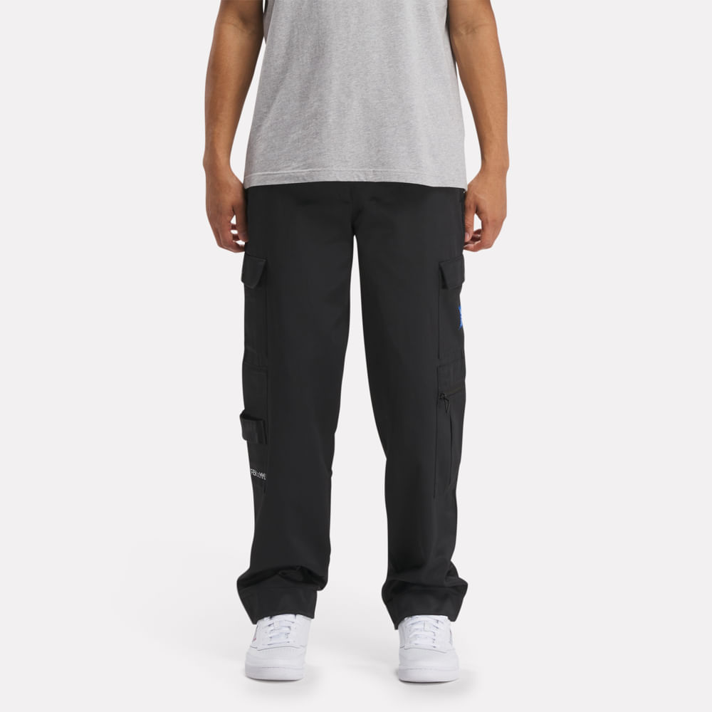 Pantalones estilo cargo que forman parte de Equipment Essentials de Milk Makeup