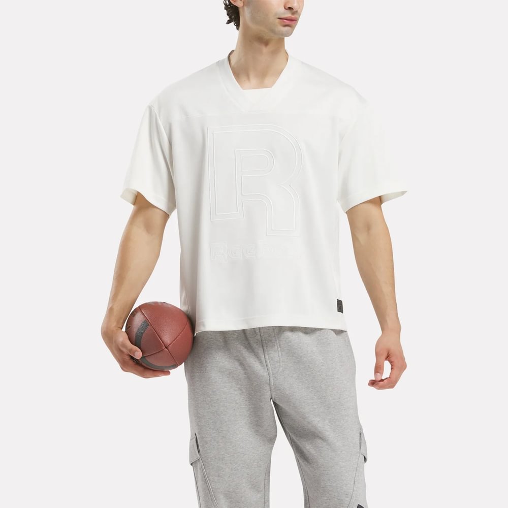Una polo de malla inspirada en los años 90 y las tradiciones del equipo.