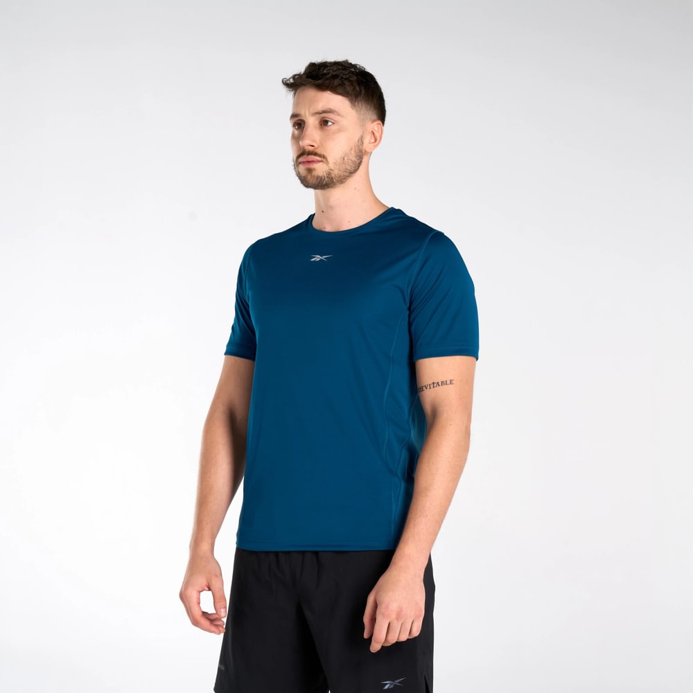 Una polo para correr que brilla con poca luz